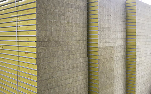 巖棉夾芯板具備的特點(diǎn)是什么？