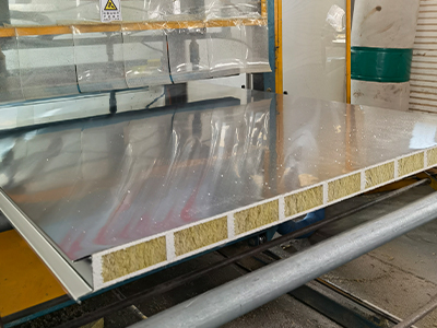 巖棉夾芯板在廠房建設(shè)中如何提升隔熱性能？